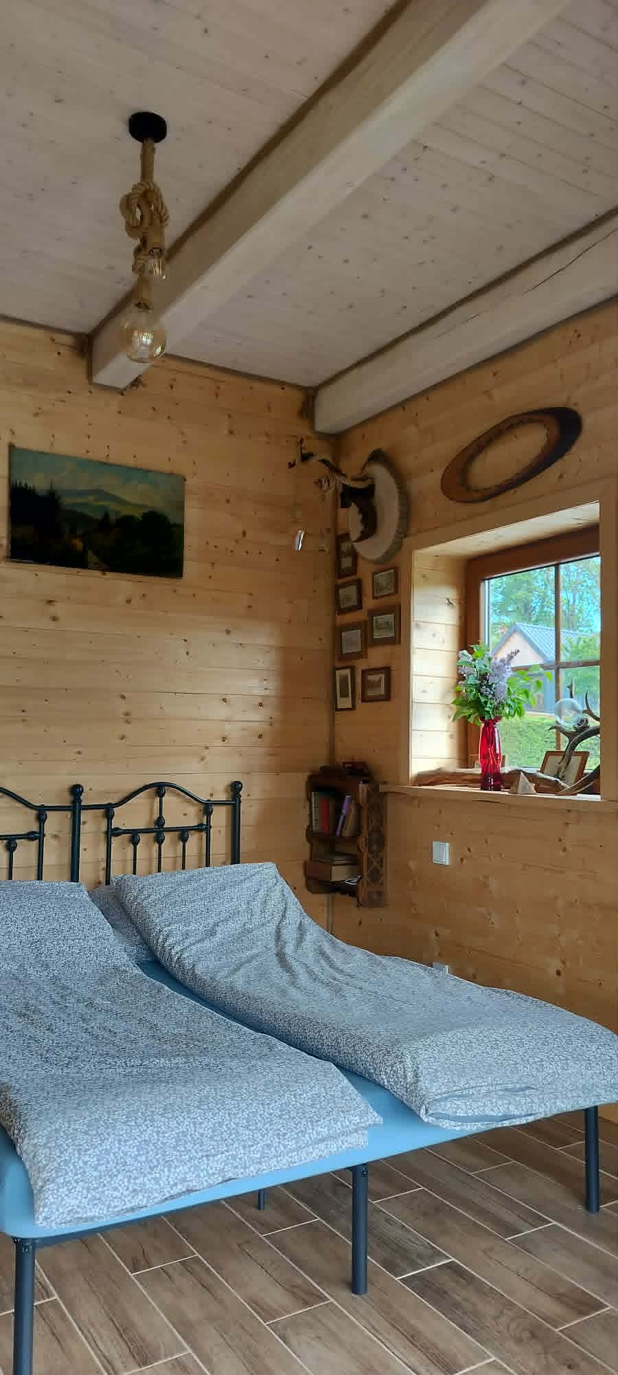 Sypialnia z widokiem na sąsiedni domek