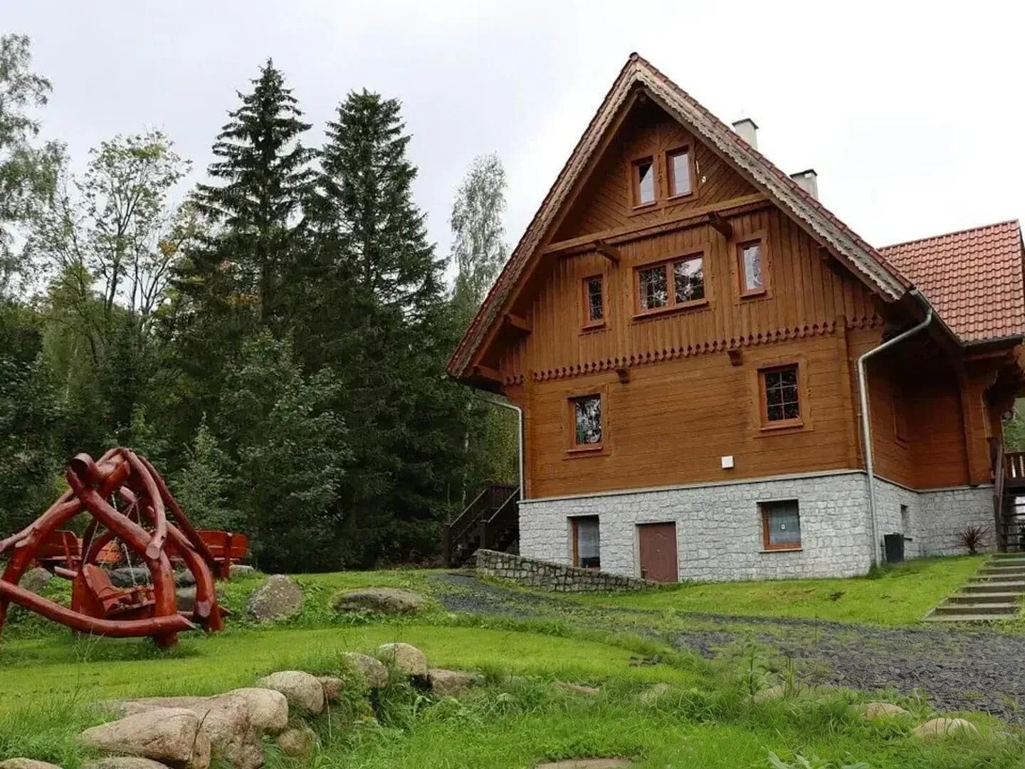 Drewniana chata nad potokiem w karkonoskim lesie