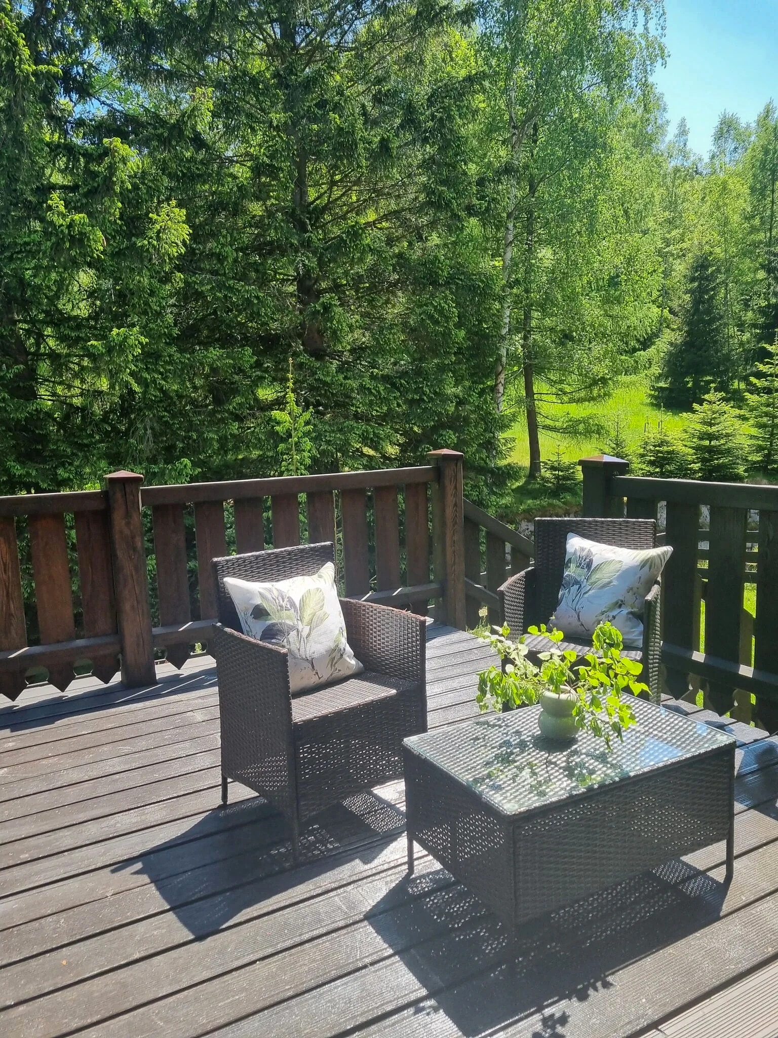 Taras z wygodnymi fotelami nad ogrodem